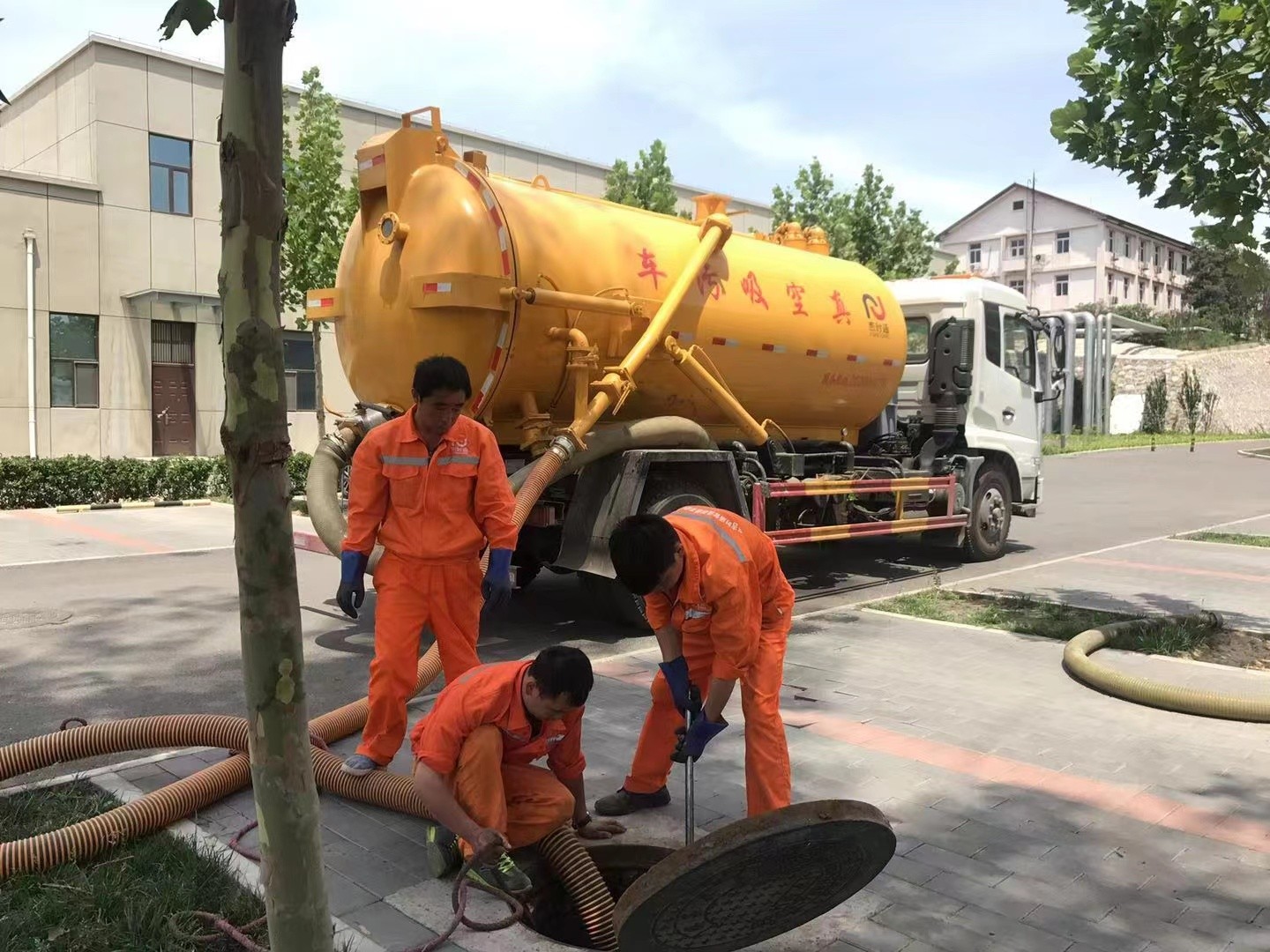 宿城管道疏通车停在窨井附近