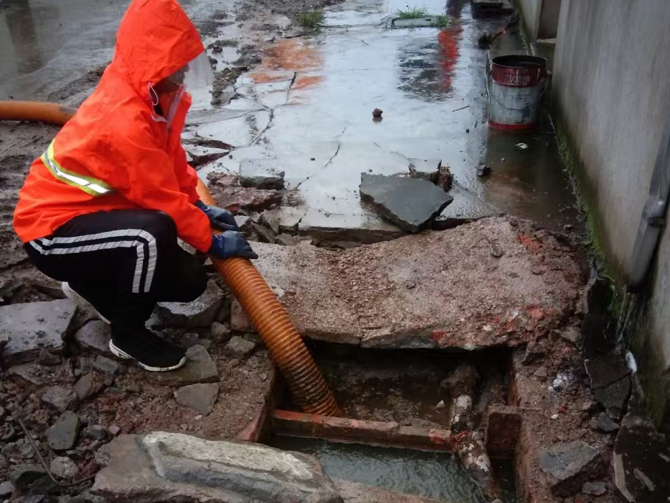 宿城专业清理污水池 炜誉市政以规范流程守护城市 “肠道”